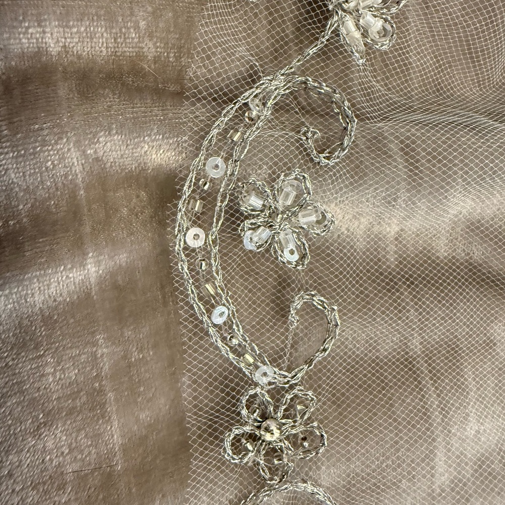 David's Bridal White Floral Embroidered Veil - Picture 5 of 7